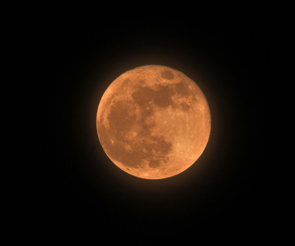 资料图：超级月亮是满月（或新月）与近点月同时发生的近点朔望月。
